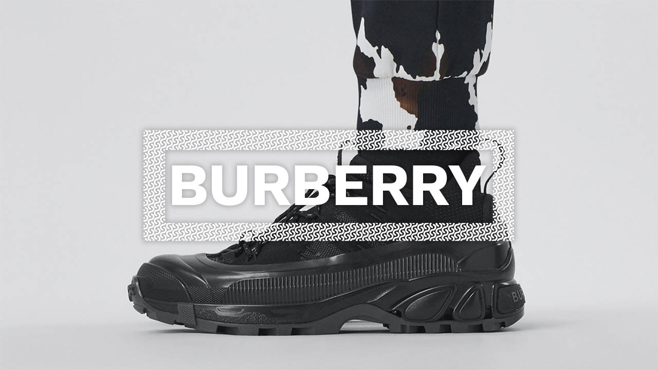 BURBERRY✨️ ブラック レッド BURBERRY 二つ折り財布 ブラック/レッド