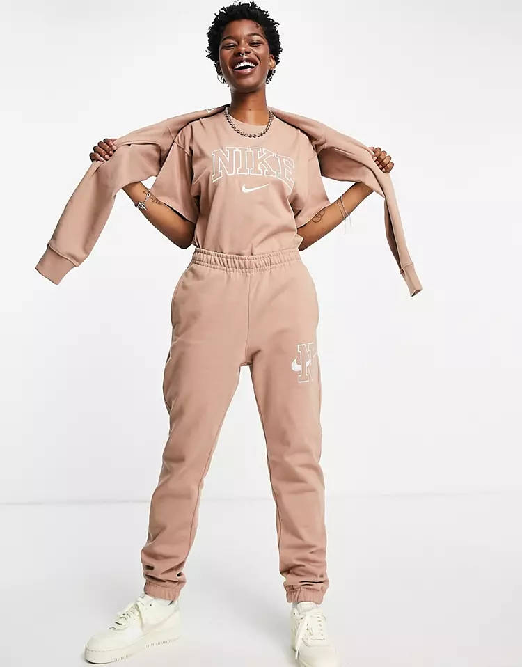 Nike Vintage Logo Oversized Boyfriend T-Shirt