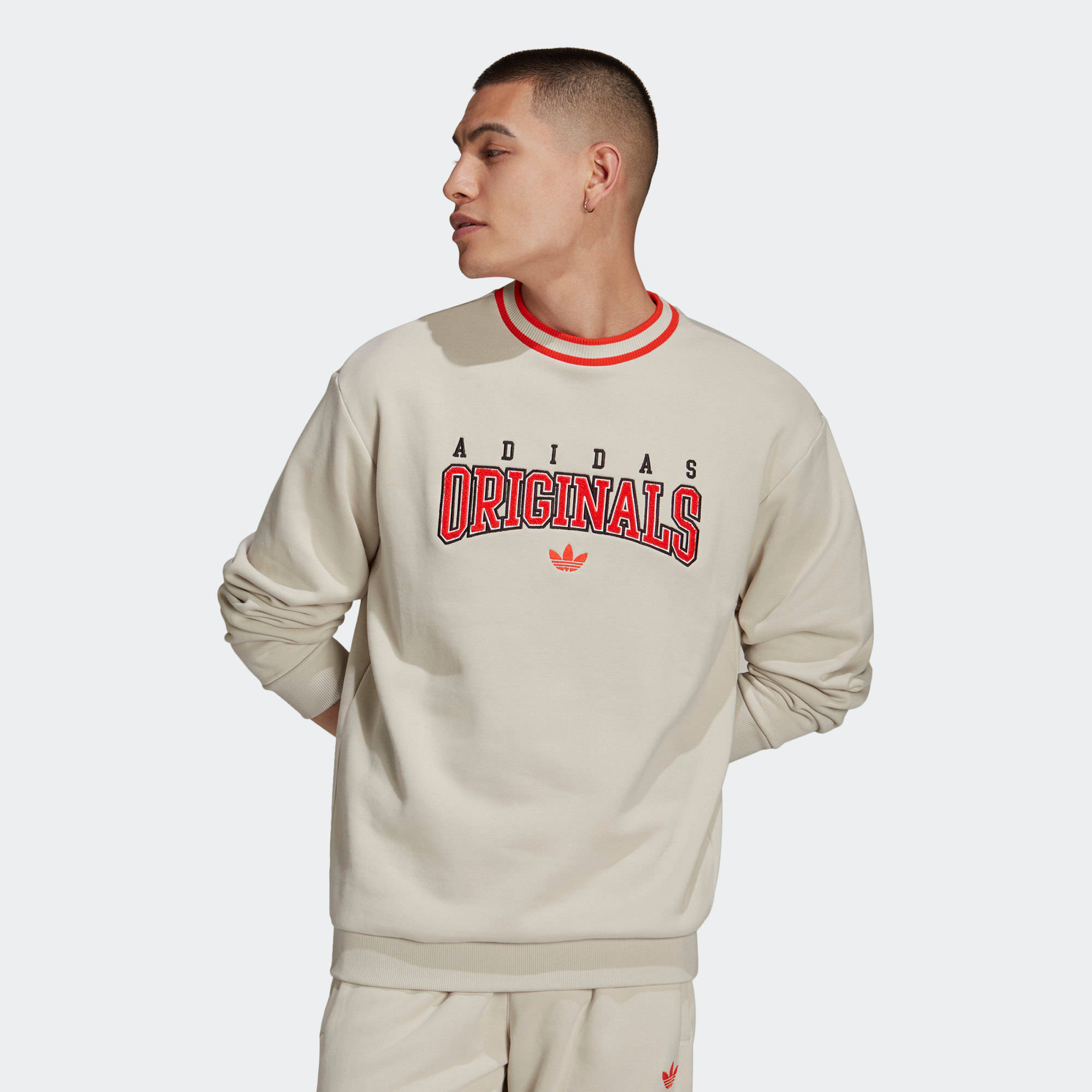 【英国限定】adidas originals Front Script Crew Sweat Shirt adidas Script Crew Sweatshirt | Urban Outfitters UK