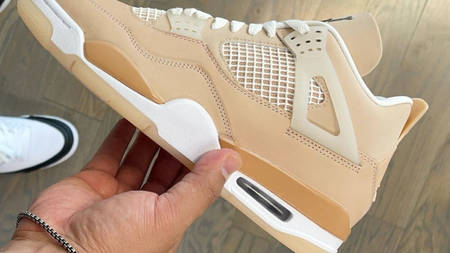 An In-Hand Look at the Air Jordan 4 "Shimmer" An In-Hand Look at the Air Jordan 4 "Shimmer"