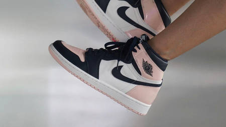 An On-Foot Look at the Air Jordan 1 High OG "Atmosphere" An On-Foot Look at the Air Jordan 1 High OG "Atmosphere"
