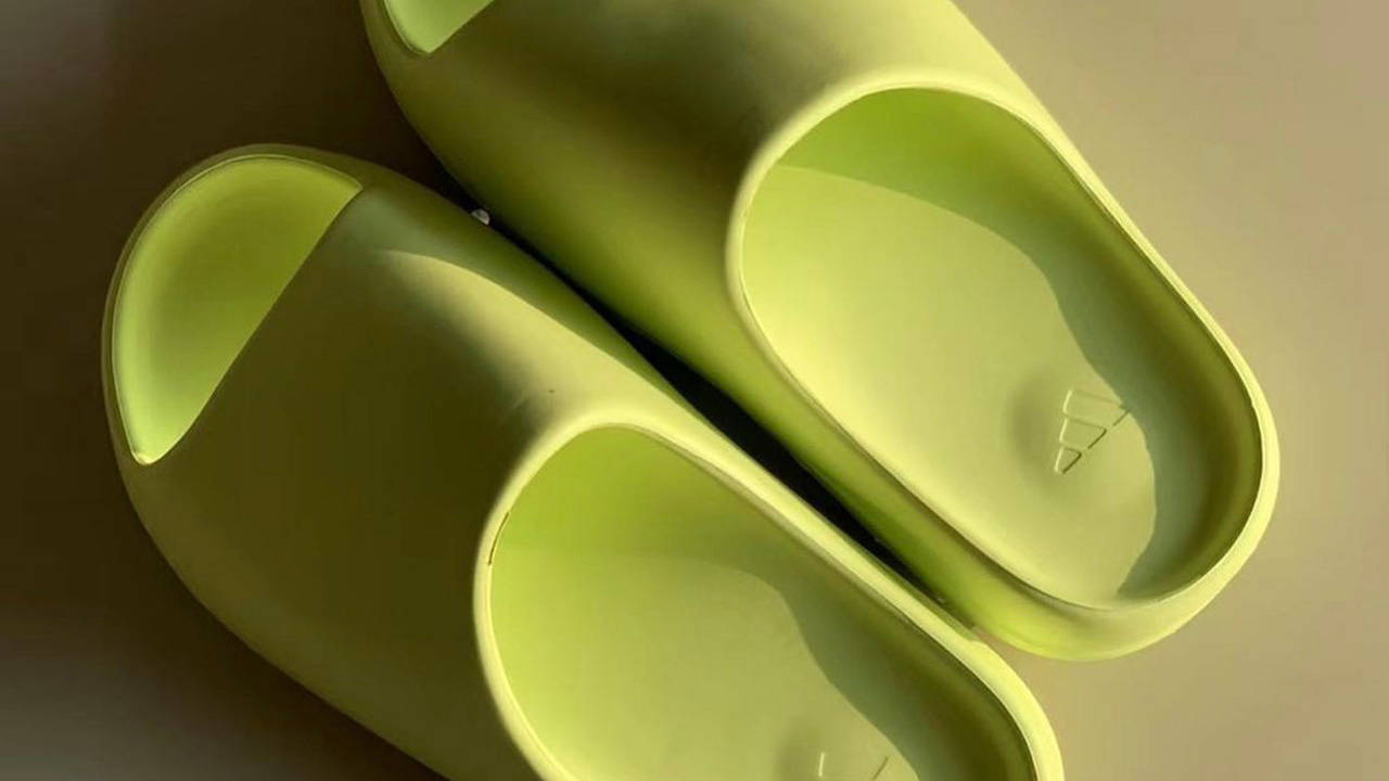 Yeezy Slide "Glow Green"