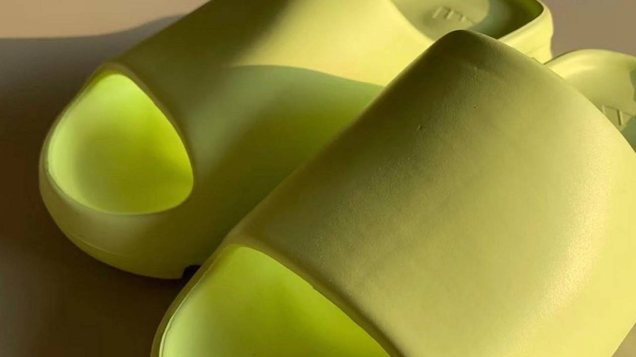 Yeezy Slide "Glow Green"