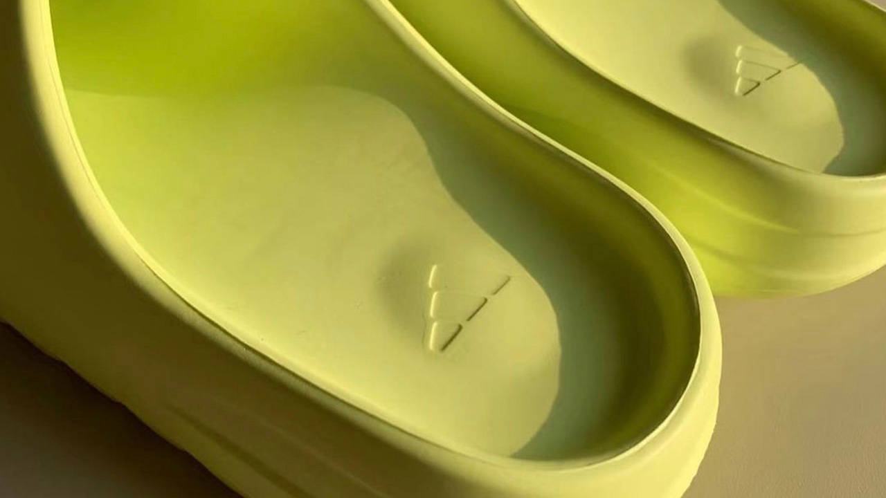 Yeezy Slide "Glow Green"