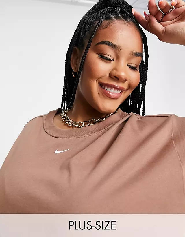 Nike Essential Boyfriend T-Shirt (Plus Size)