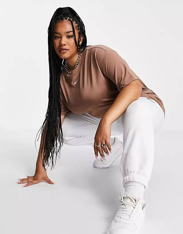 Nike Essential Boyfriend T-Shirt (Plus Size)