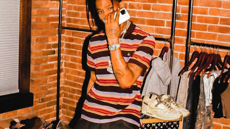 Travis Scott Flexes Another Colourway of His Upcoming Nike Air Max 1 Collaboration Travis Scott Flexes Another Colourway of His Upcoming Nike Air Max 1 Collaboration