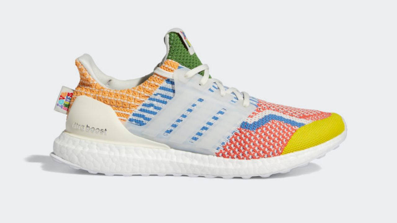 Ultraboost_5.0_DNA_Shoes_White_GW5125_01_standard
