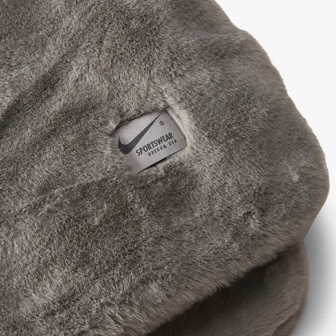 Nike Sportswear Faux Fur Blanket DO3793-029 Detail