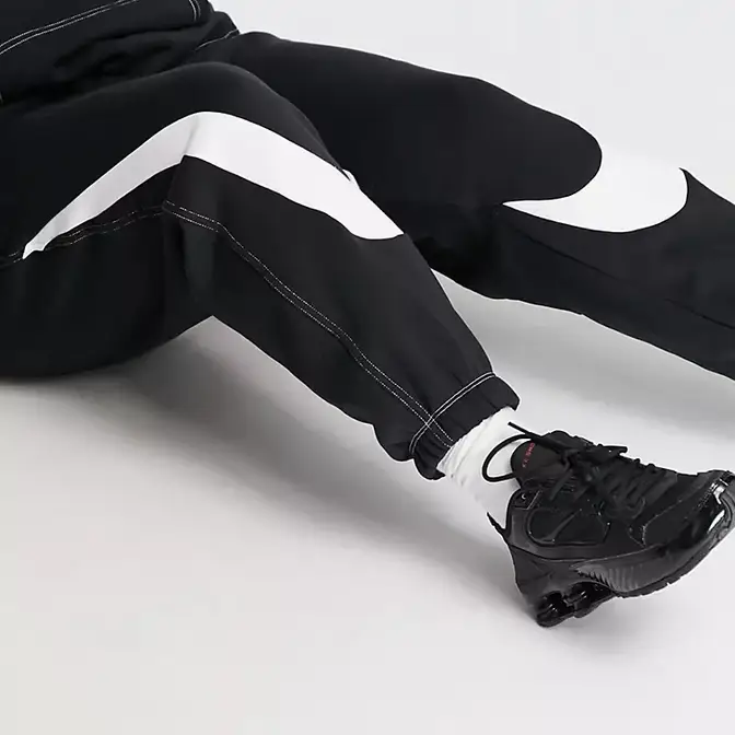 Nike joggers hotsell with big swoosh