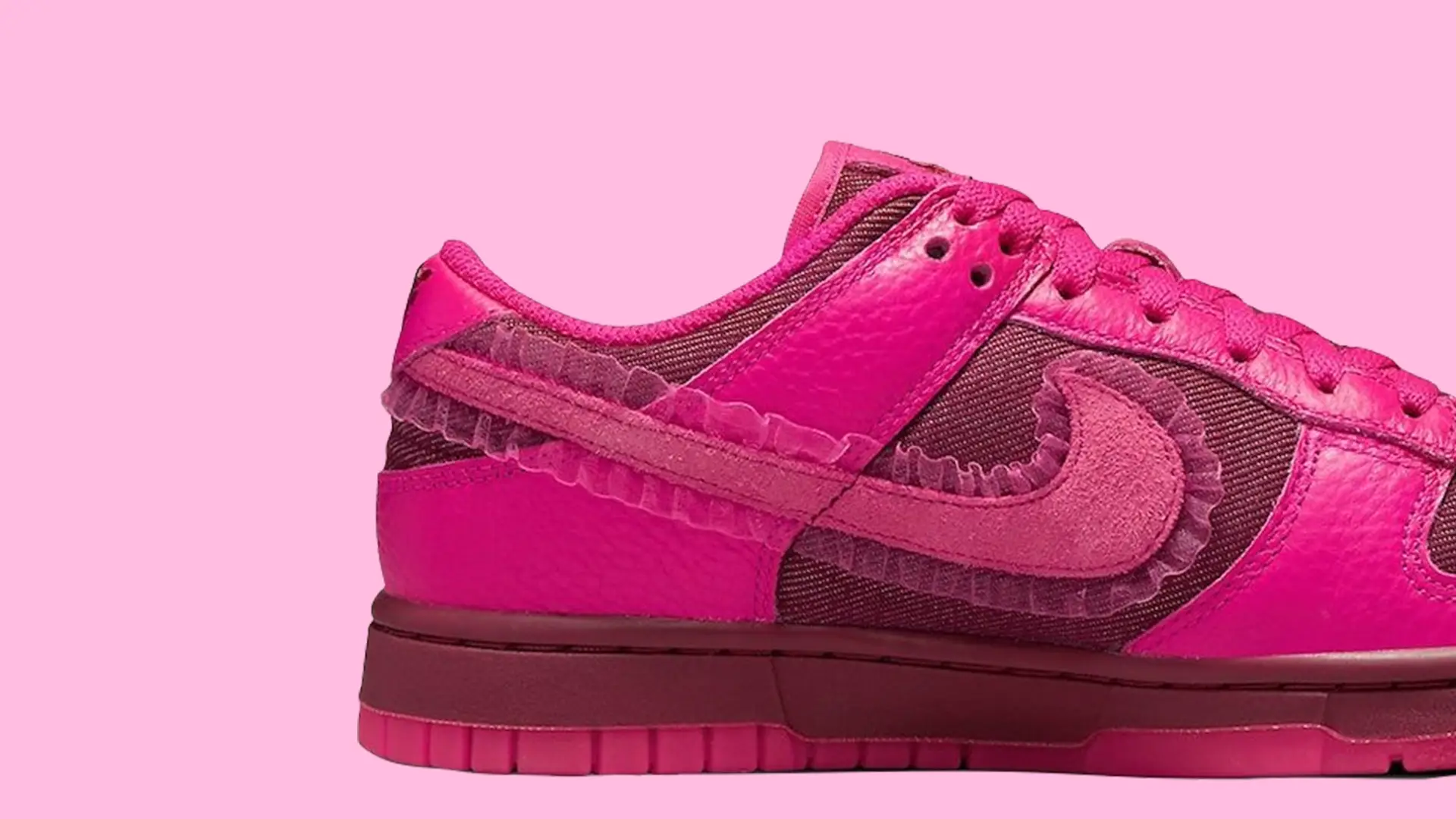 Lacy Details Decorate the Latest Nike Dunk Low 