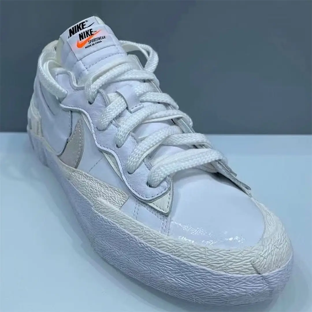 定番高品質sacai × Nike Blazer Low White Patent 靴