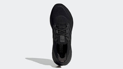 adidas Ultra Boost 2022 Triple Black Middle