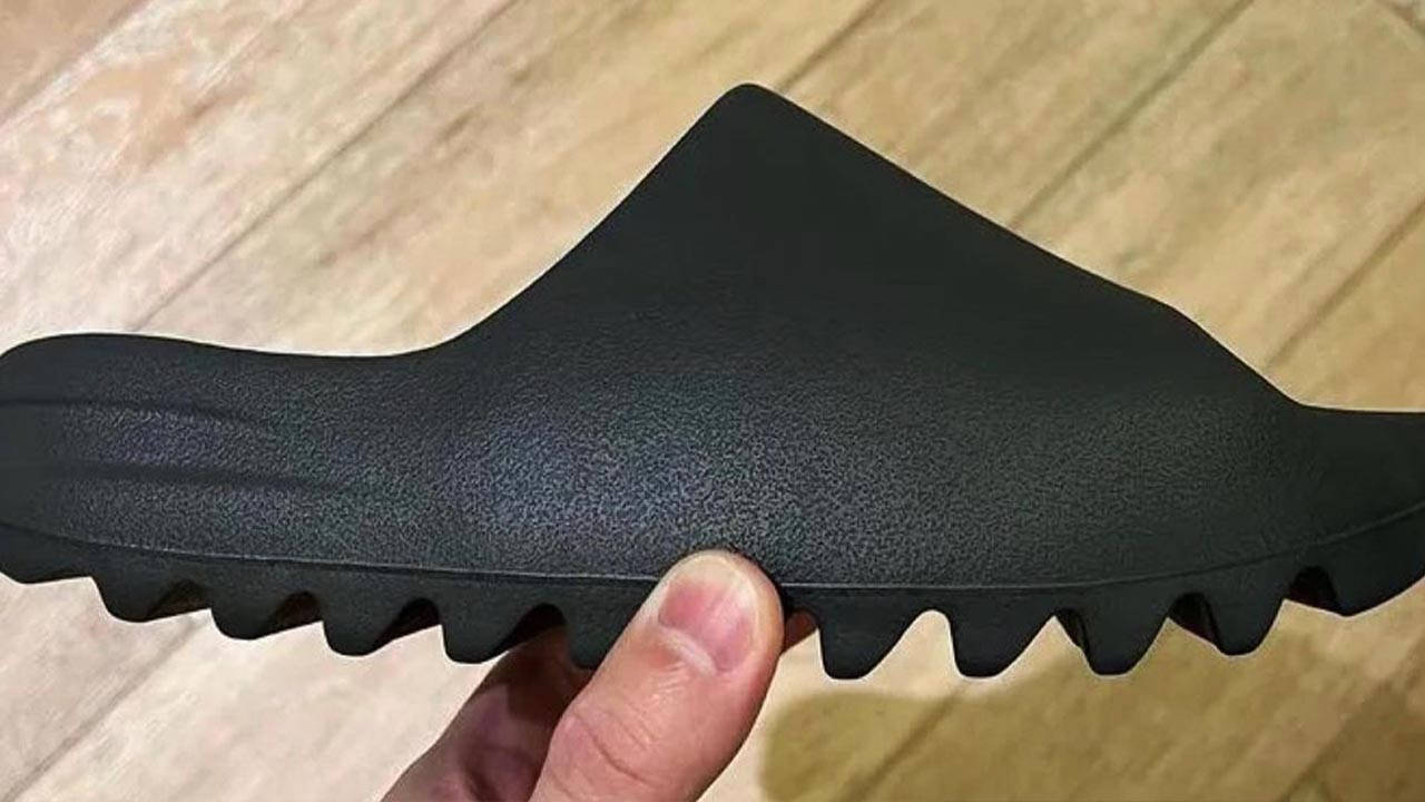 Yeezy Slide "Charcoal Black"