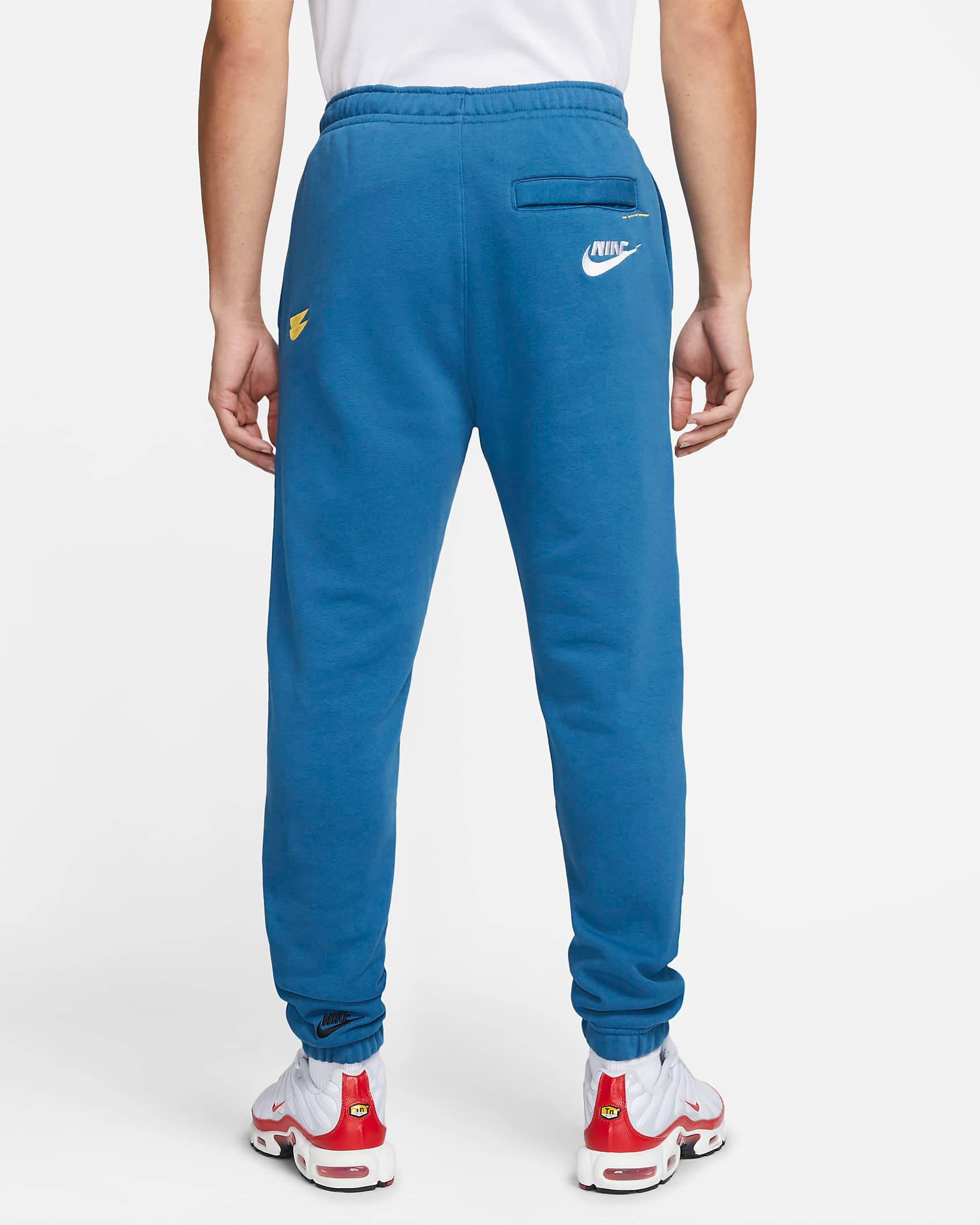 nike essential fleece trousers