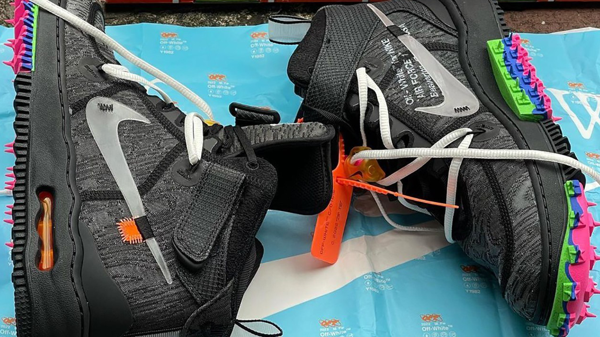 Off-White x Nike Air Force 1 Mid Black Pink