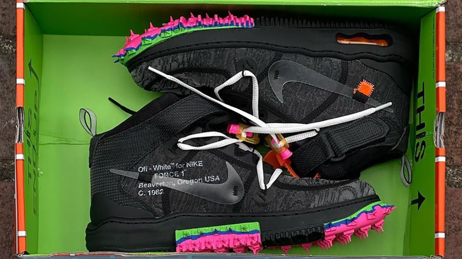 Off-White x Nike Air Force 1 Mid Black Pink