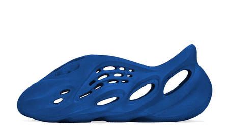 Peep a Look at the Yeezy Foam Runner in “Navy” Peep a Look at the Yeezy Foam Runner in “Navy”
