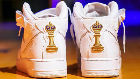 Check Out LeBron James' 1-of-1 Nike Air Force 1 Mid "Kings of LA" Check Out LeBron James' 1-of-1 Nike Air Force 1 Mid "Kings of LA"