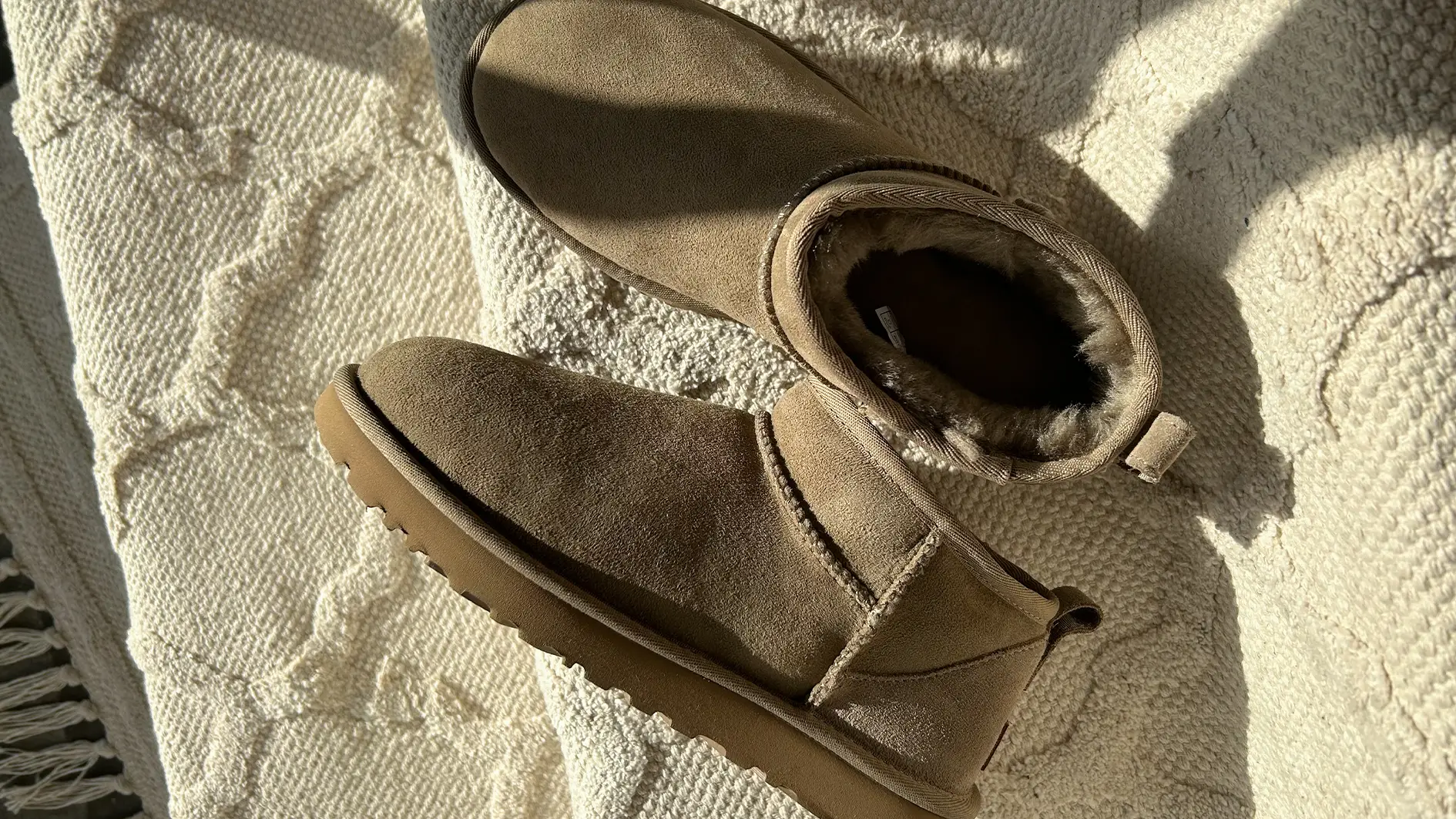 UGG Australia Genuine Aldon Leather Sheepskin Ladies Winter Boots 4 :  : Everything Else