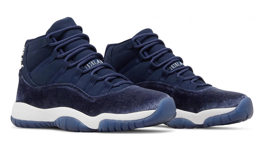 Navy blue best sale white jordan 11