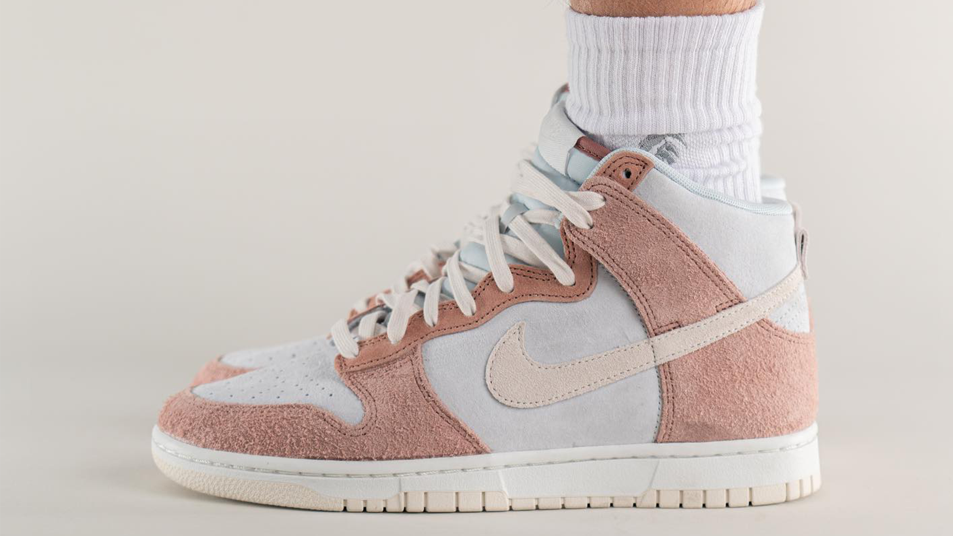 Dunk High Fossil Rose Yankee 4