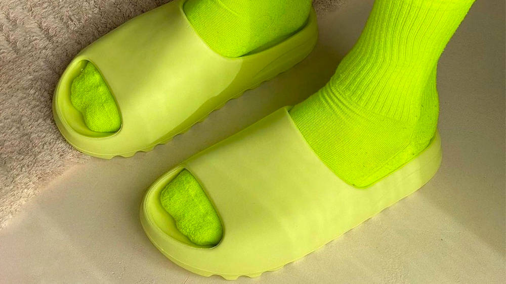 Image via del.ten Yeezy Slide "Glow Green"