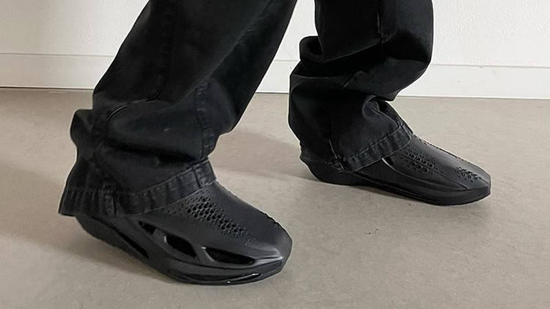 Matthew M Williams x Nike Slide Black on feet