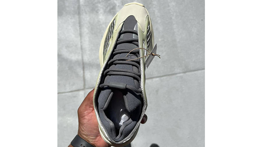 700 v3 fade salt on feet