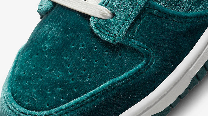 Nike Dunk Low Green Velvet DZ5224-300 Detail