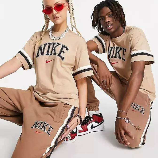 Beige deals nike outfit