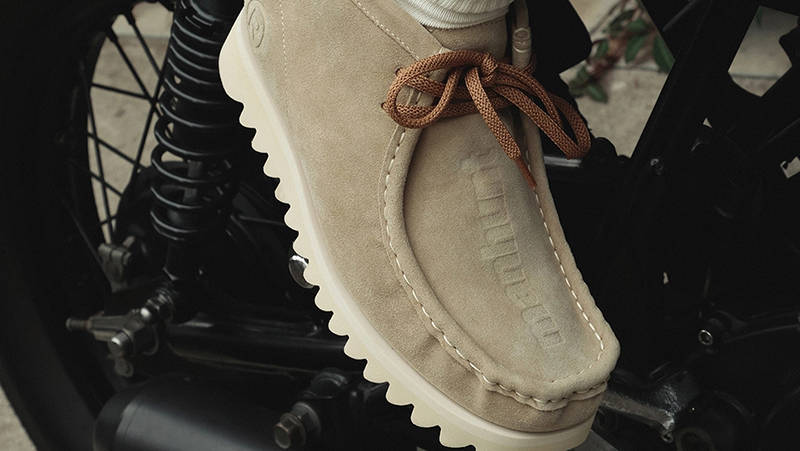 A BATHING APE MANHUNT Beige Detail