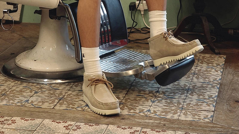 A BATHING APE MANHUNT Beige on foot
