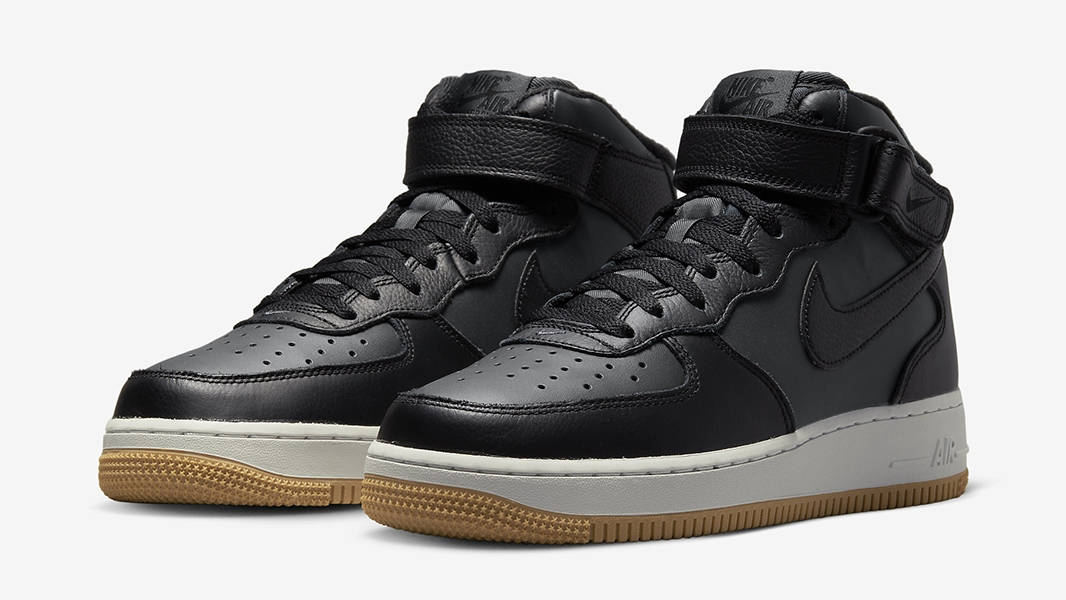 Mid top black air force ones online