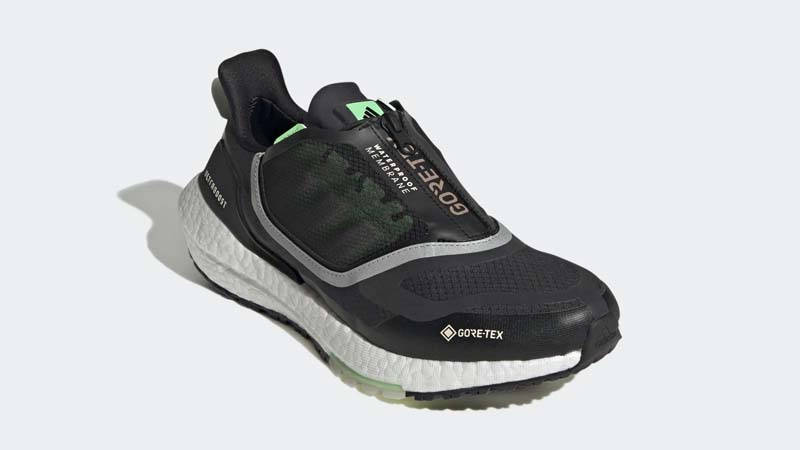 adidas Ultra Boost 22 Gore-Tex Carbon Front