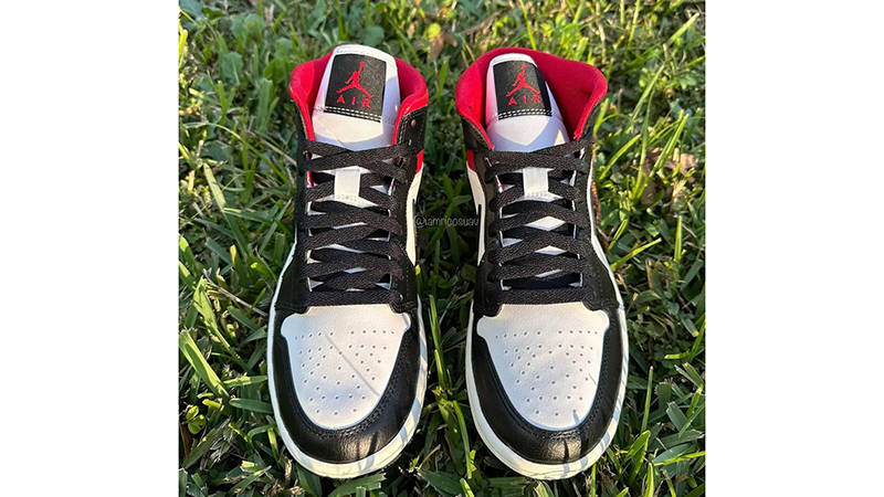 Air Jordan 1 Mid White Toe Black Front