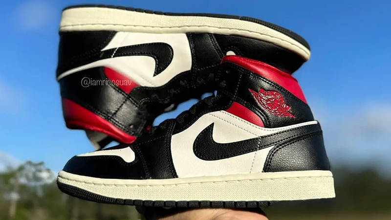 Air Jordan 1 Mid White Toe Black Side 2