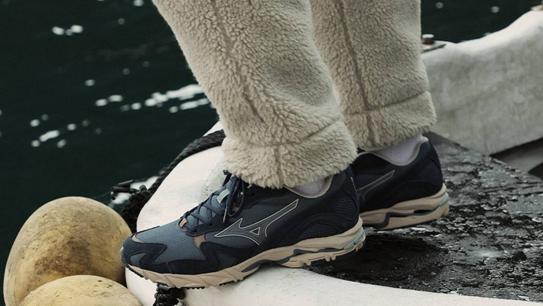 Mizuno Wave Mujin TL Fisherman Pack D1GA226301 on feet