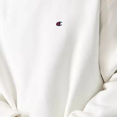 Champion UO Exclusive Tipped Crew Neck Sweatshirt Ecru logo