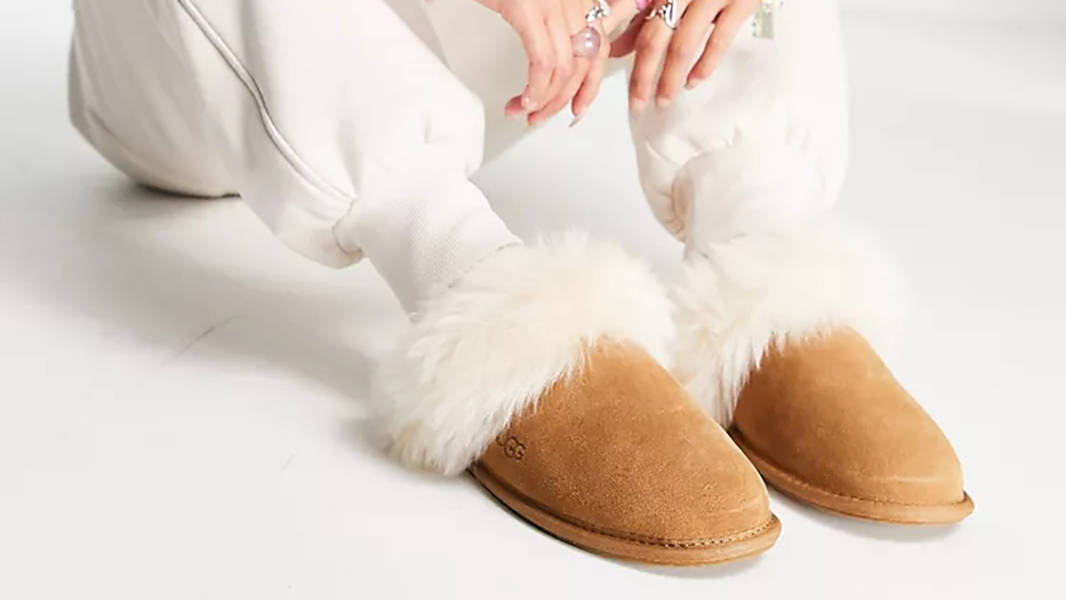UGG Scuff Sis Slipper Chestnut 1122750-CHE on feet