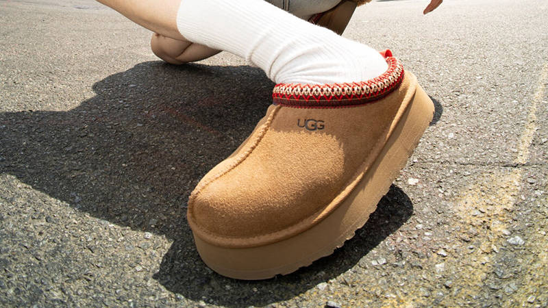 UGG Tazz Slippers Chestnut 1122553-CHE on feet