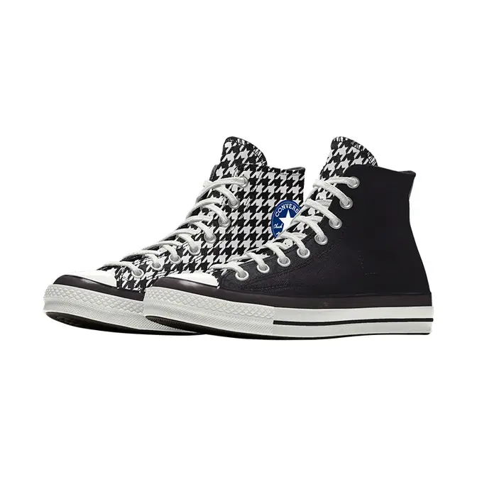 Converse with hearts discount on the side