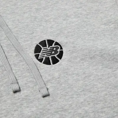 New Balance Herren Fresh Foam Arishi v4 in Rot Weiß Grau Essentials Fundamental Hoody Grey Logo Closeup