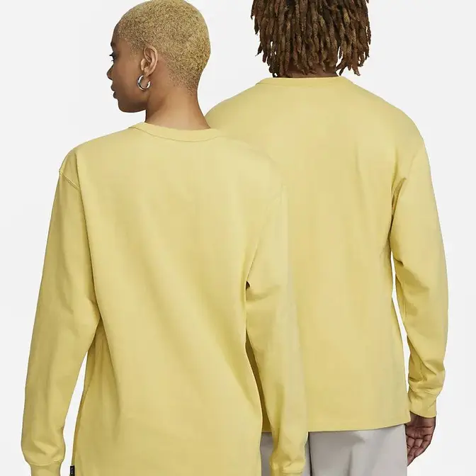 Кроссовки Nike Vomero Essentials Long-Sleeve T-Shirt Saturn Gold Backside
