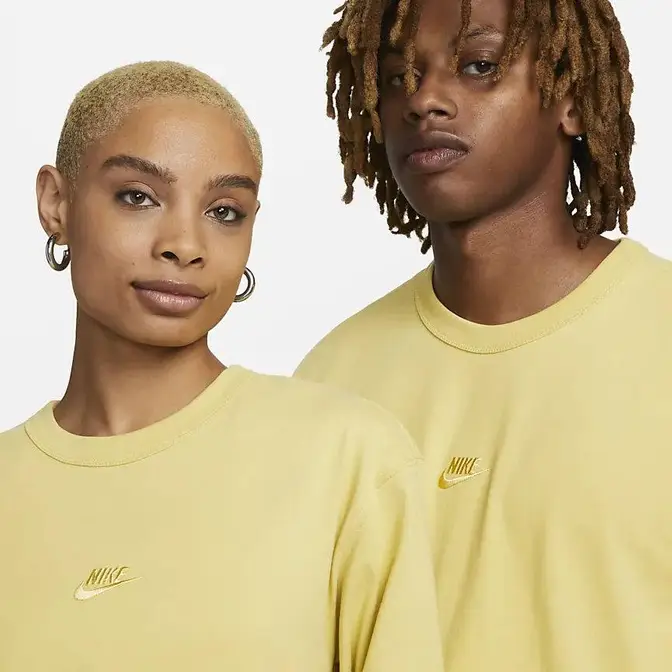 Кроссовки Nike Vomero Essentials Long-Sleeve T-Shirt Saturn Gold Front Closeup