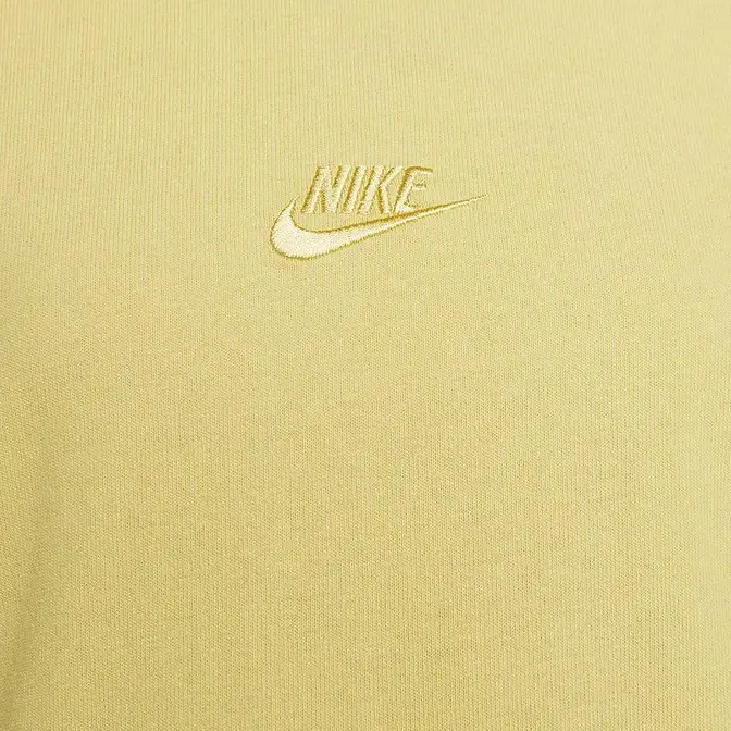 Кроссовки Nike Vomero Essentials Long-Sleeve T-Shirt Saturn Gold Logo
