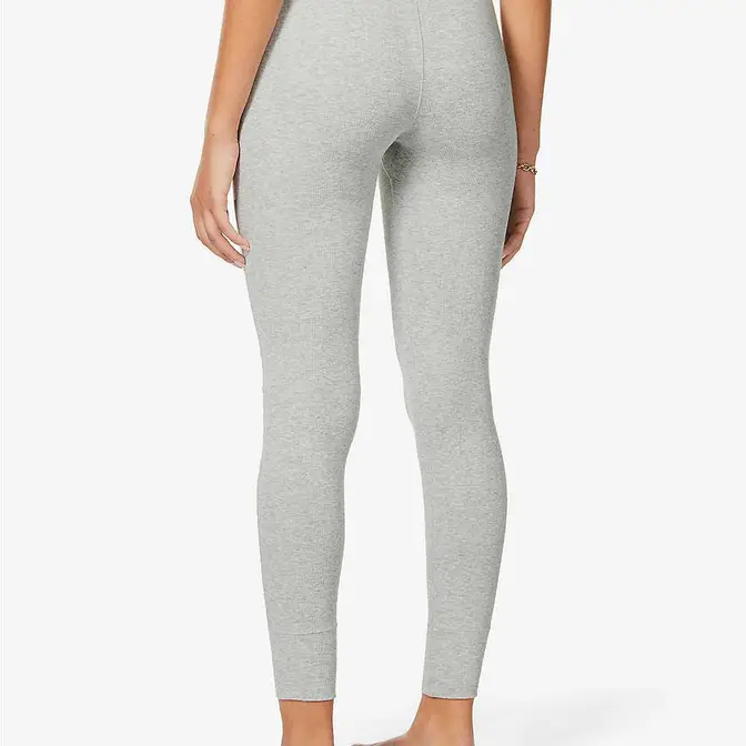 https://cms-cdn.thesolesupplier.co.uk/2023/03/skims-ribbed-high-rise-stretch-cotton-leggings-light-heather-grey-backside_w672_h672.jpg.webp
