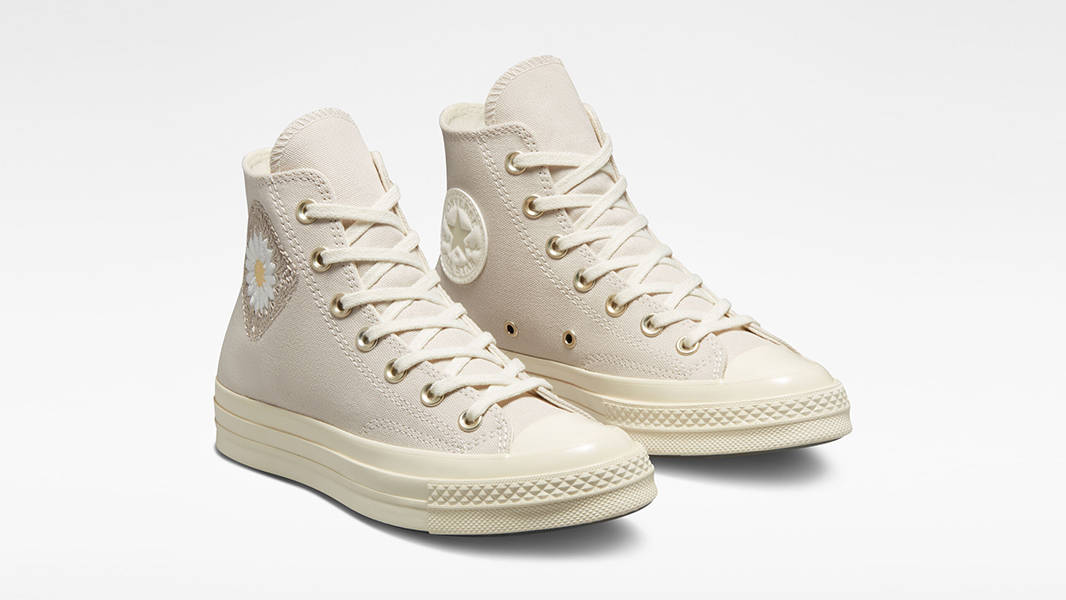 Evening sand 2024 gold converse