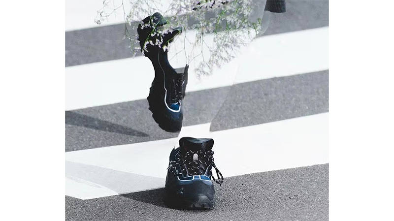 _J.L-A.L_ x ROA Katharina Blue Black on feet