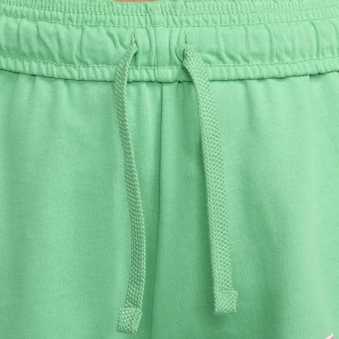 Kelly green hotsell nike shorts